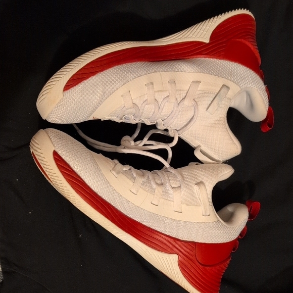 Jordan Athletic Shoes Red and White - Picture 2 of 8